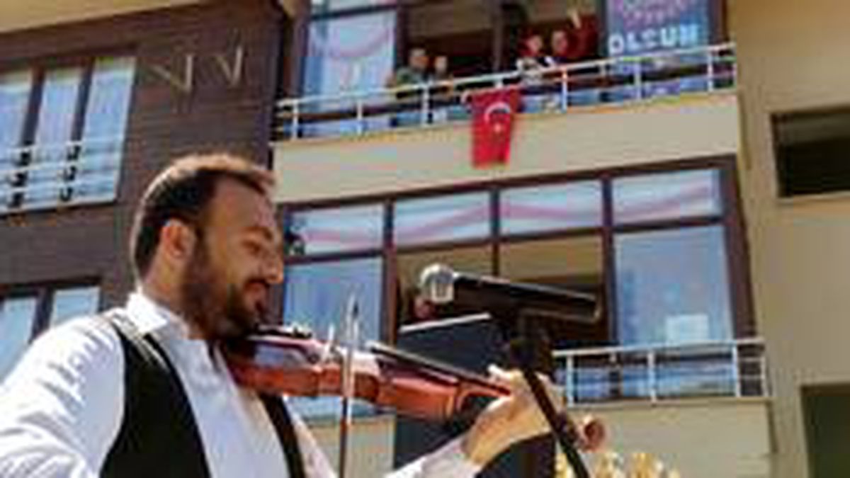 Site sakini anne ve çocukları konserde balkonda göbek attı