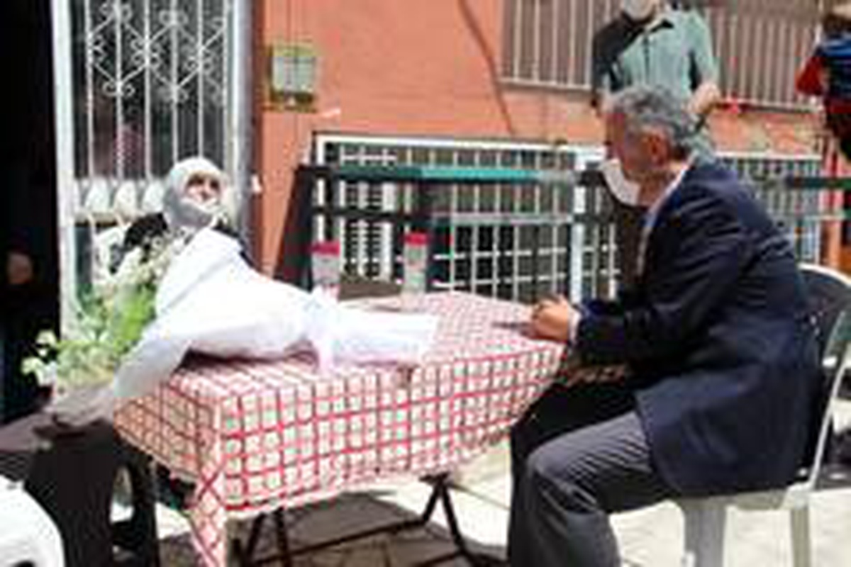 Vali Ayyıldız, 106 yaşındaki Fadime ninenin Anneler Günü\'nü kutladı