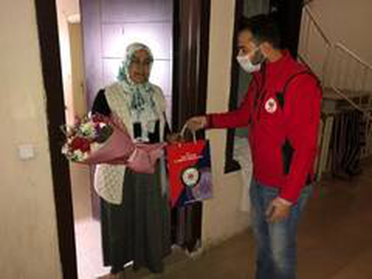 Van Emniyet Müdürlüğünden \'Evlat Nöbeti\' tutan annelere sürpriz