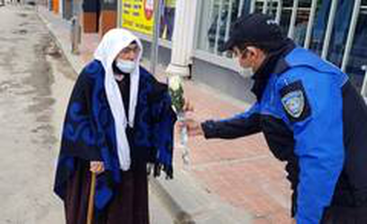 Van polisinden 65 yaş ve üzeri annelere çiçek