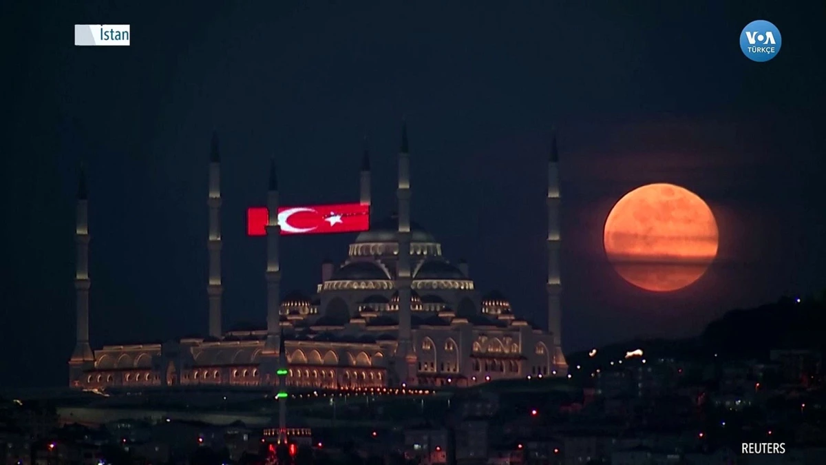 2020\'nin Son Süper Ayı İstanbul\'da Böyle Görüntülendi