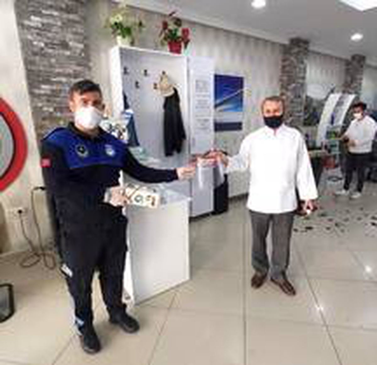 Altınova\'da berber ve kuaförlere maske dağıtıldı