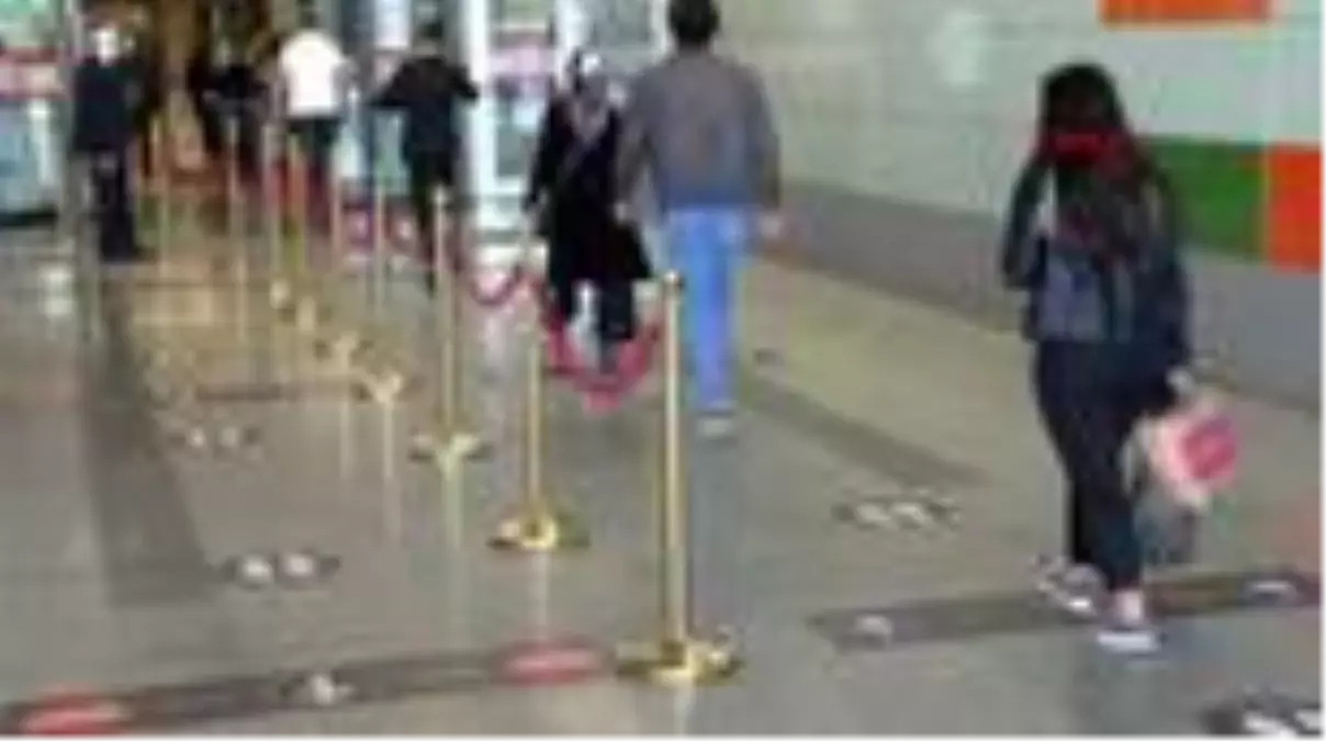 Ankara\'da ilk gün AVM\'lerde yoğunluk