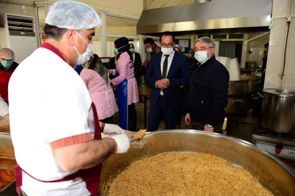 Aşevini ziyaret eden Başkan Aşgın, vatandaşlara yemek dağıttı