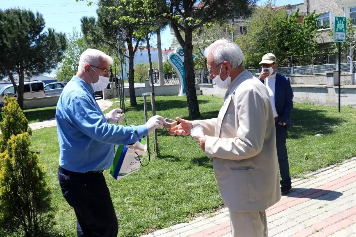 Belediye Başkanı Yüksel, 65 yaş üstü vatandaşlara parklarda maske dağıttı