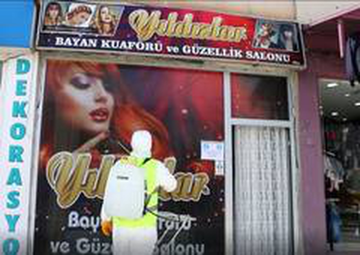 Berber ve kuaförlerin ilk dezenfeksiyonu Aziziye Belediyesi\'nden