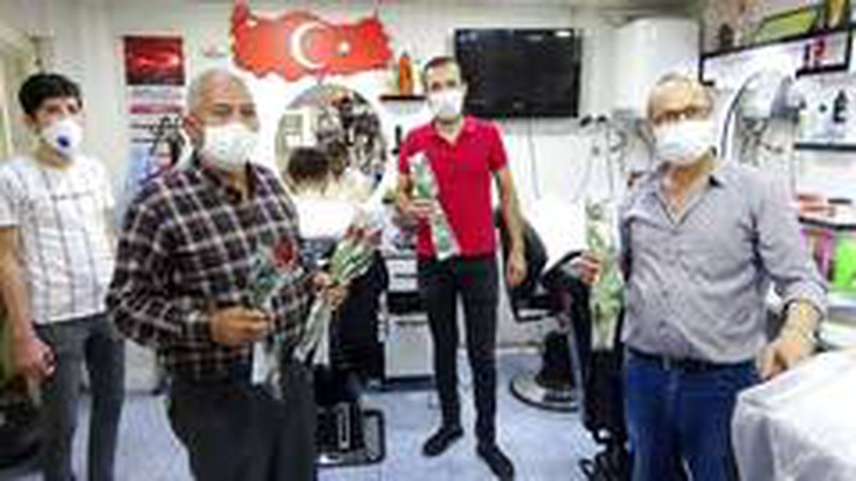 Berberlere çiçekli alkışlı karşılama