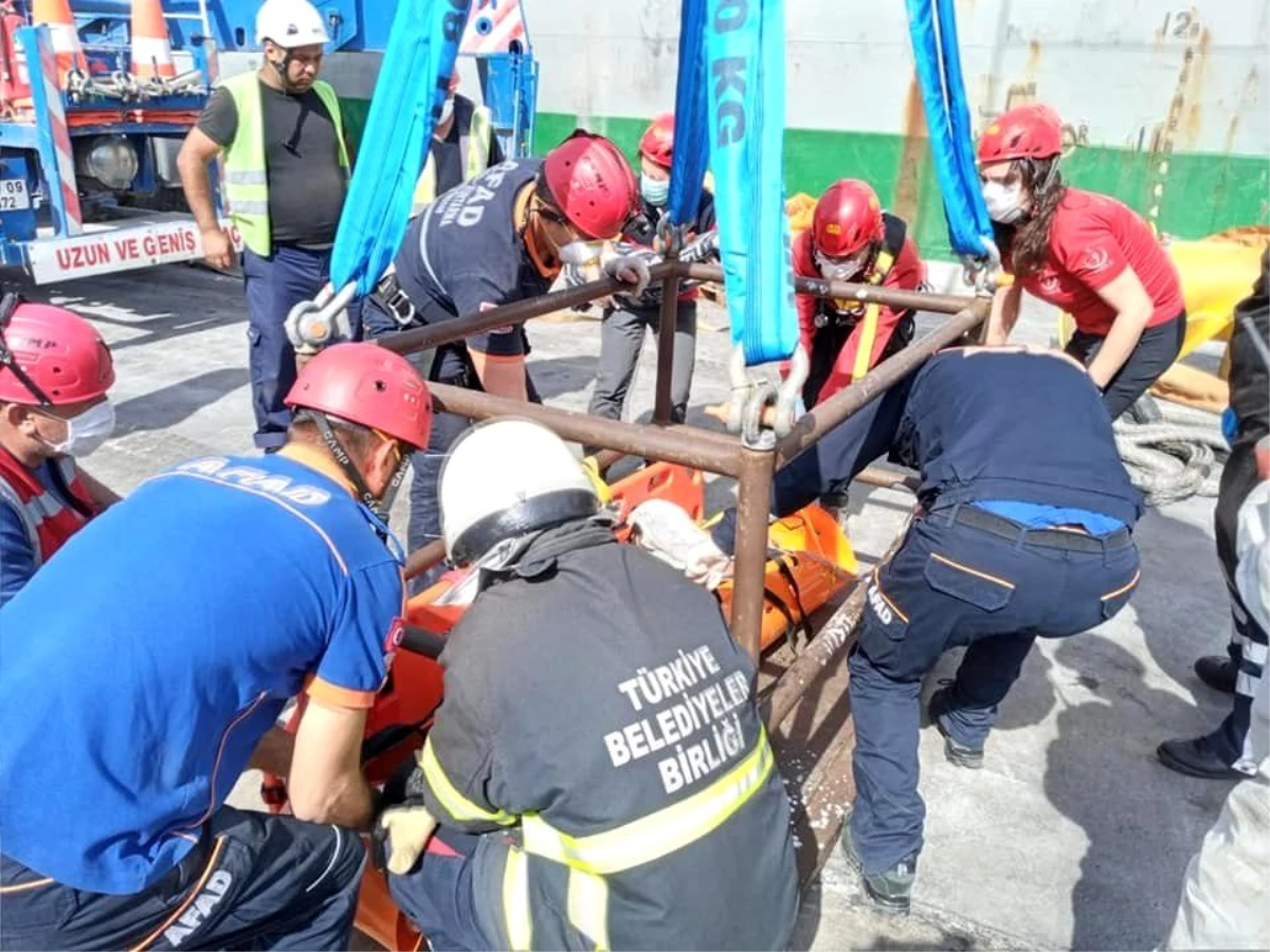 Çanakkale\'de gemi ambarına düşen gemi adamı yaralandı