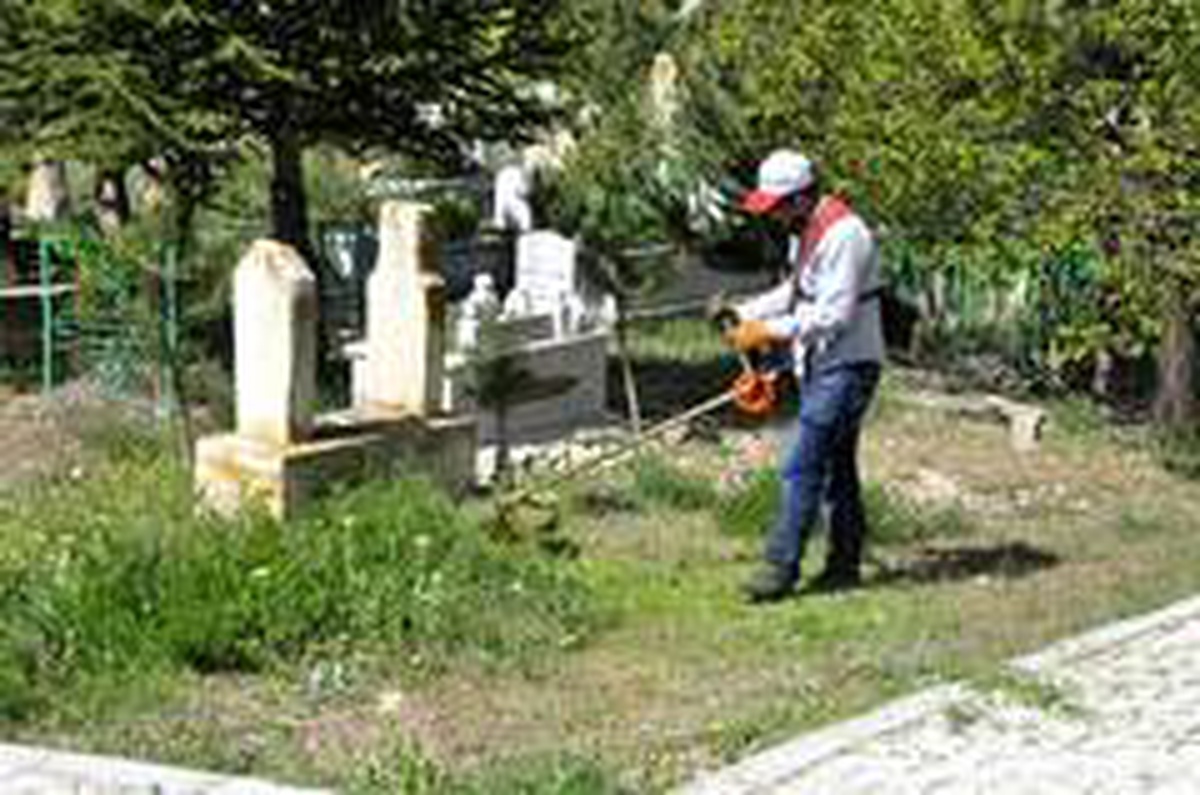 Covid-19 mezar temizliğine engel olmadı