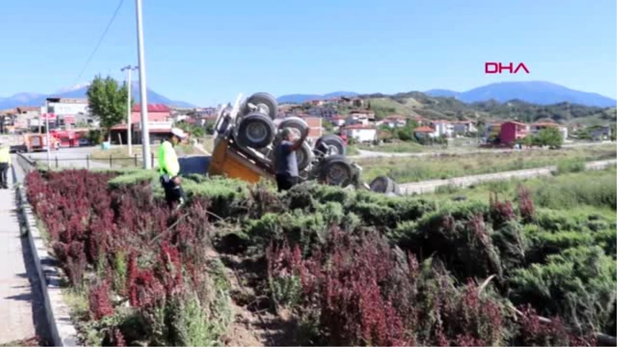 DENİZLİ Tarlaya devrilen TIR\'ın şoförü yaralandı