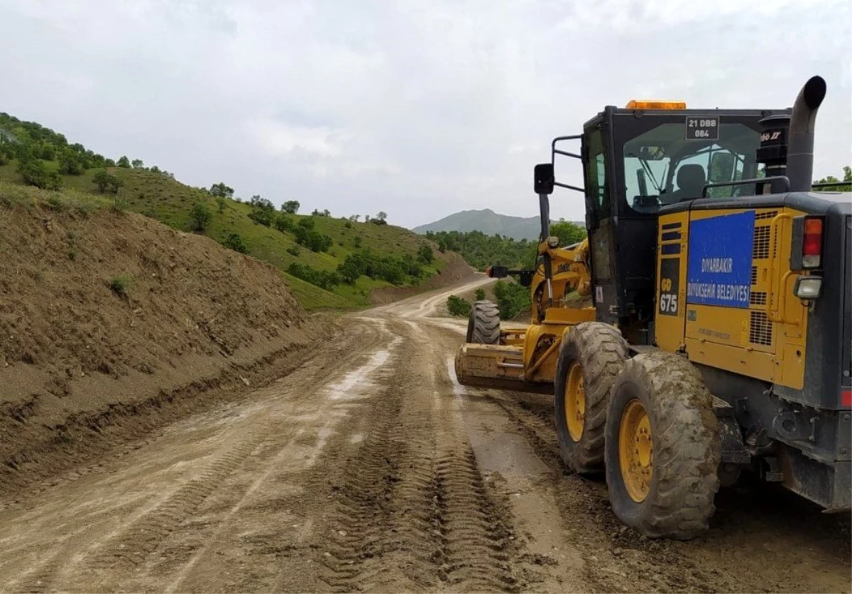 Diyarbakır Büyükşehir Belediyesinden yol bakım seferberliği