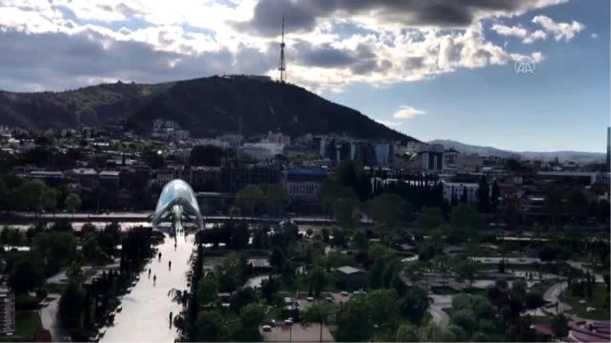 Dolaşım yasağının kalkmasıyla Tiflis caddeleri kalabalıklaştı