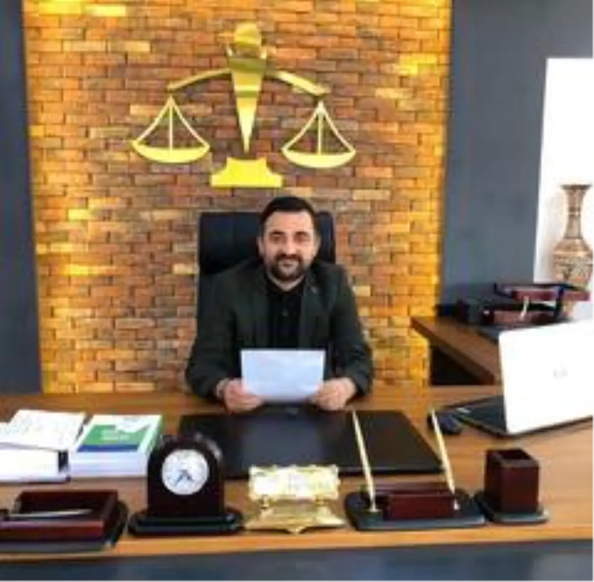 Hukuku toplum adına koruma ve kollama görevi, baroların varlık nedenidir