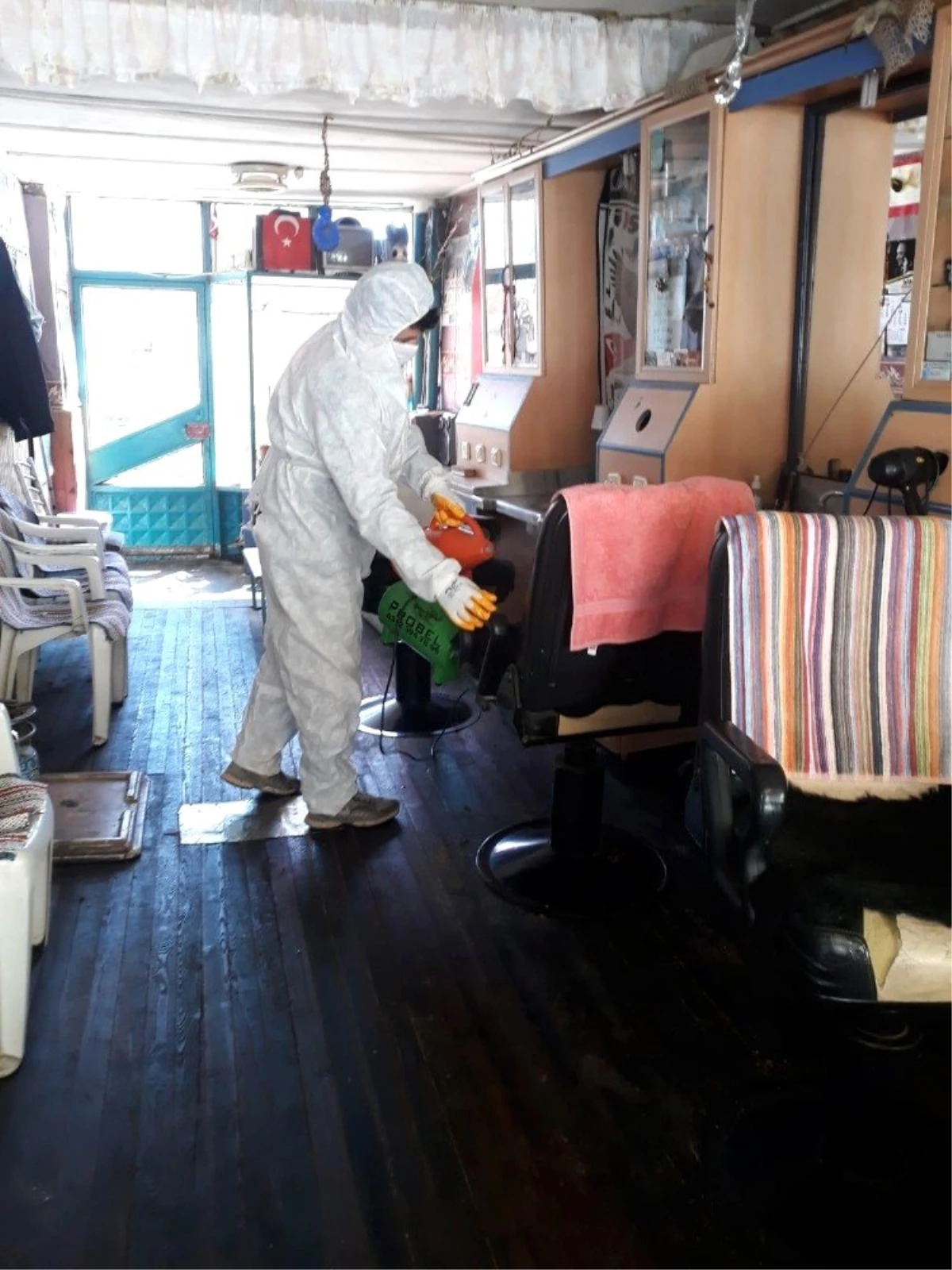 Hüyük\'te belediye tarafından berber ve kuaför salonları dezenfekte edildi