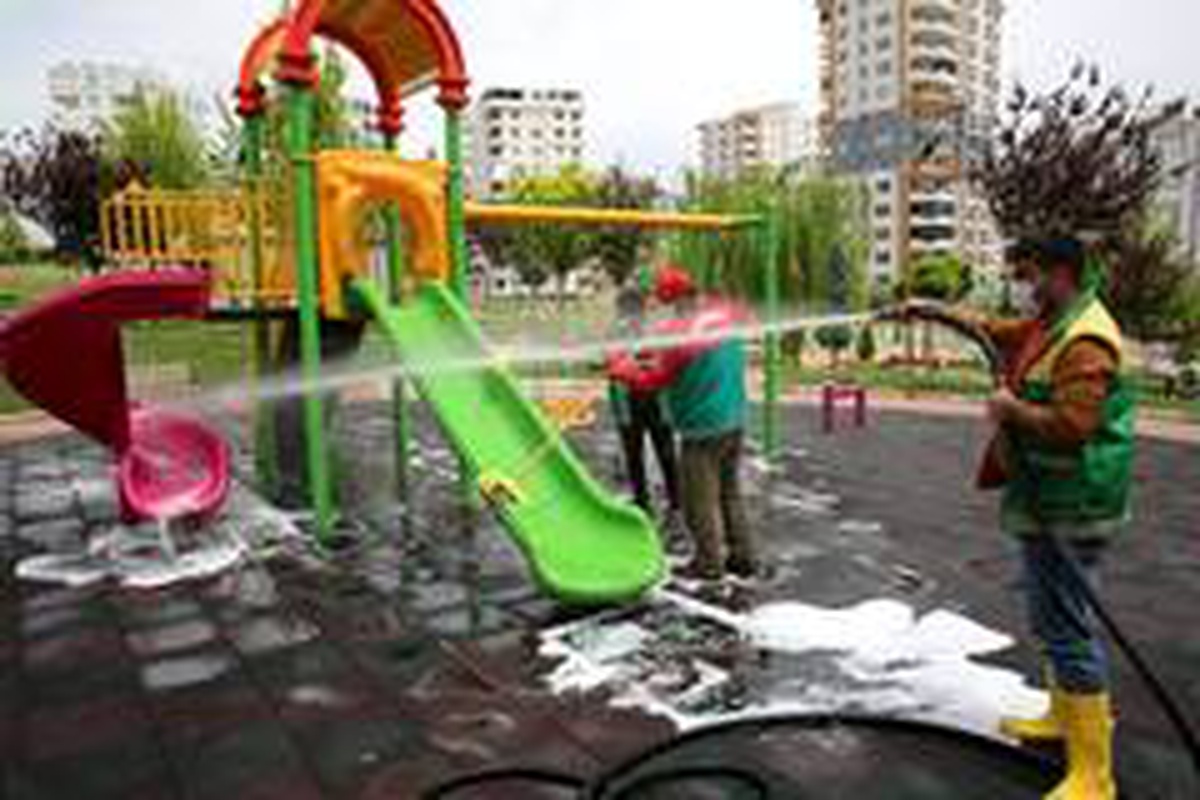 Karaköprü\'de parklar çocuklar için hazırlanıyor