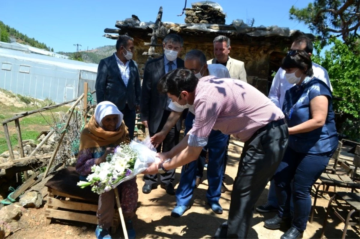 Kaymakam Yalçın\'dan 105 yaşındaki Marziye nineye Anneler Günü çiçeği