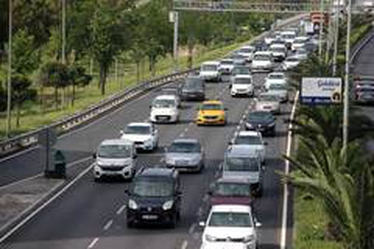 Kısıtlama sonrası ilk iş günü İzmir\'de trafik yoğunluğu