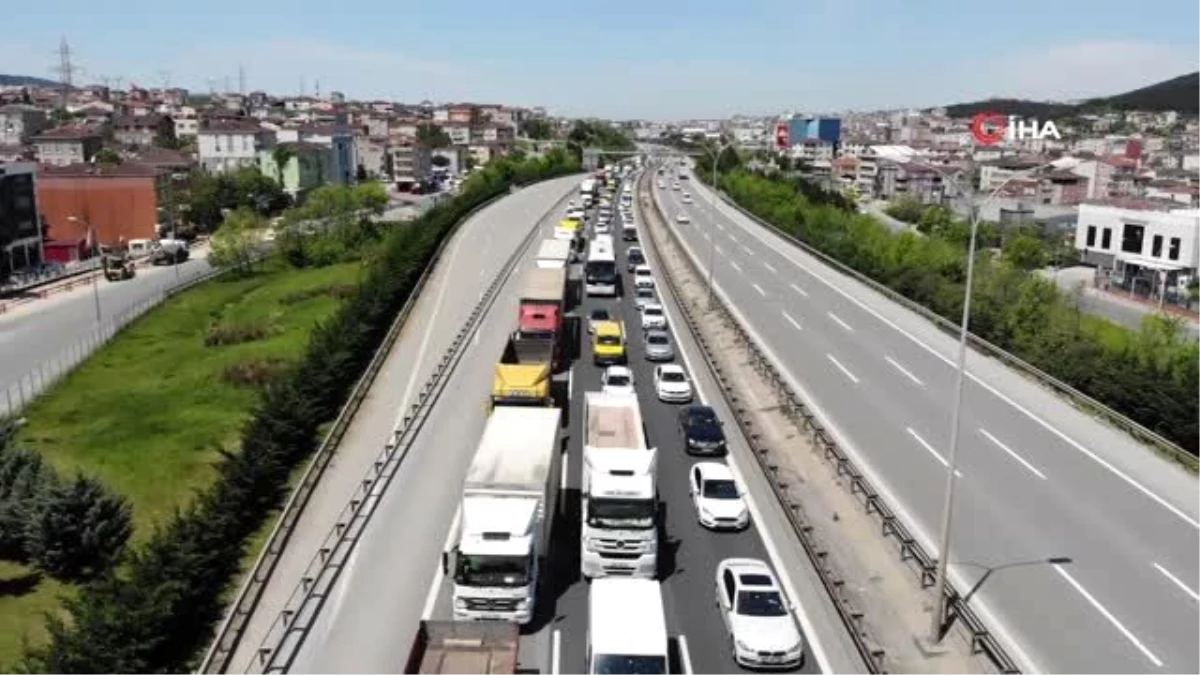 Kısıtlamanın ardından Tuzla\'da İstanbul\'a giriş-çıkış denetiminde uzun araç kuyruğu oluştu