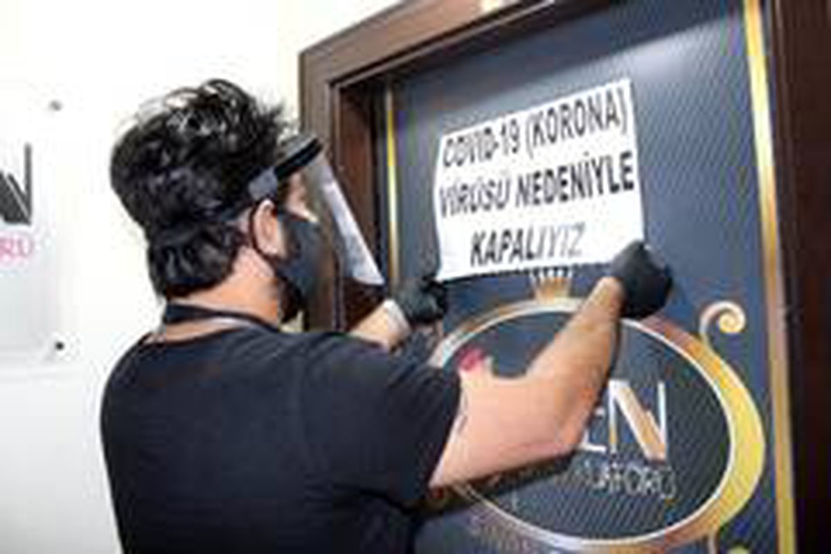 Kuaförler " Korona virüs nedeniyle kapalıyız" yazılarını sökerek yeniden açıldı