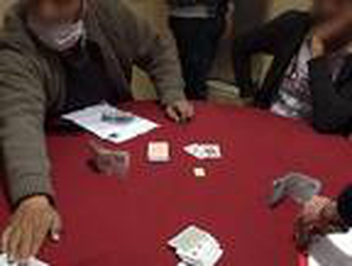 Kumar oynarken yakalanan 5 kişiye 6 bin TL ceza