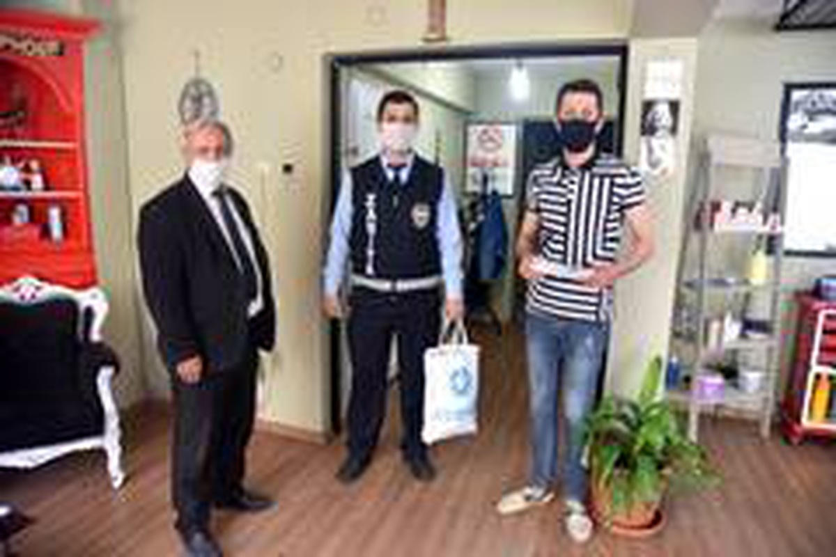Manisa Büyükşehir Belediyesinden berber ve kuaförlere maske desteği