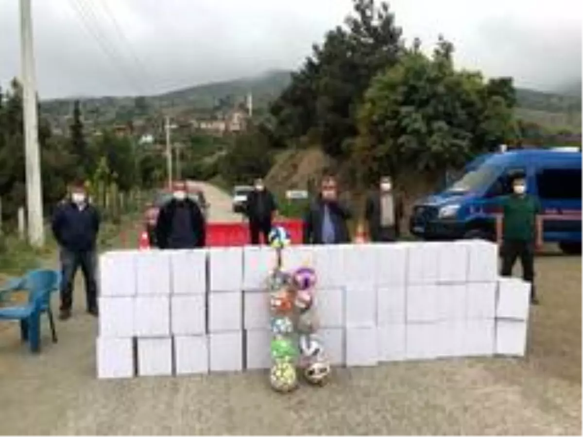Muhtarlardan karantinaya alınan mahalleye gıda desteği