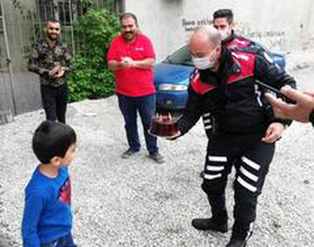 Polislerden 6 yaşına giren çocuğa doğum günü sürprizi
