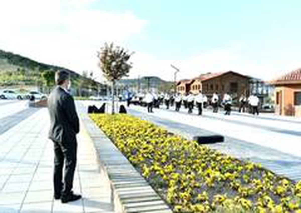 Roman sanatçılar anneler için çalıp söyledi