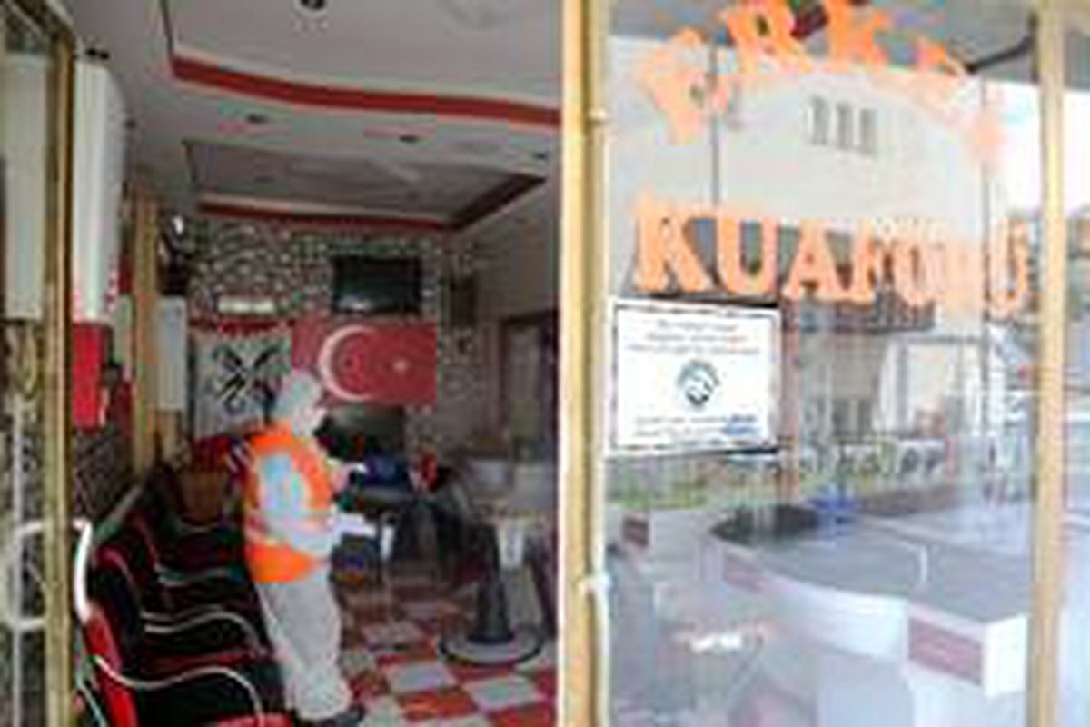 Talas\'ta berber ve kuaförler açılışa hazırlandı