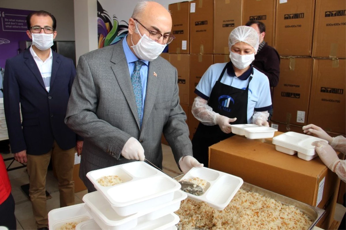 Vali Köşger, kazanların başına geçip iftar yemeği paketledi