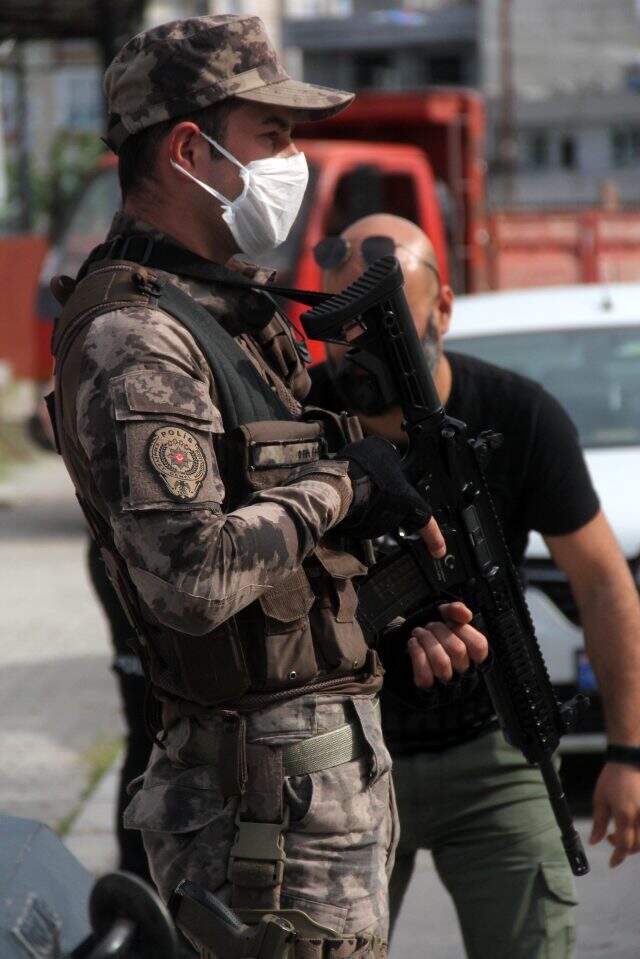 Adana polisi, 400 polisle Çamlıbel Mahallesi'ni uyuşturucu ablukasına aldı Adana polisi, 400 polisle Çamlıbel Mahallesi'ni uyuşturucu ablukasına aldı