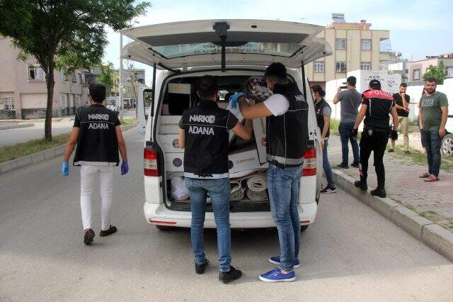 Adana polisi, 400 polisle Çamlıbel Mahallesi'ni uyuşturucu ablukasına aldı Adana polisi, 400 polisle Çamlıbel Mahallesi'ni uyuşturucu ablukasına aldı