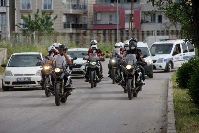 Adana polisi, 400 polisle Çamlıbel Mahallesi'ni uyuşturucu ablukasına aldı Adana polisi, 400 polisle Çamlıbel Mahallesi'ni uyuşturucu ablukasına aldı