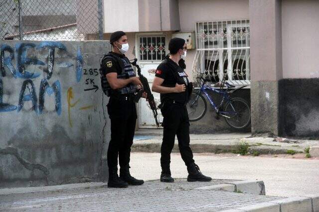 Adana polisi, 400 polisle Çamlıbel Mahallesi'ni uyuşturucu ablukasına aldı Adana polisi, 400 polisle Çamlıbel Mahallesi'ni uyuşturucu ablukasına aldı