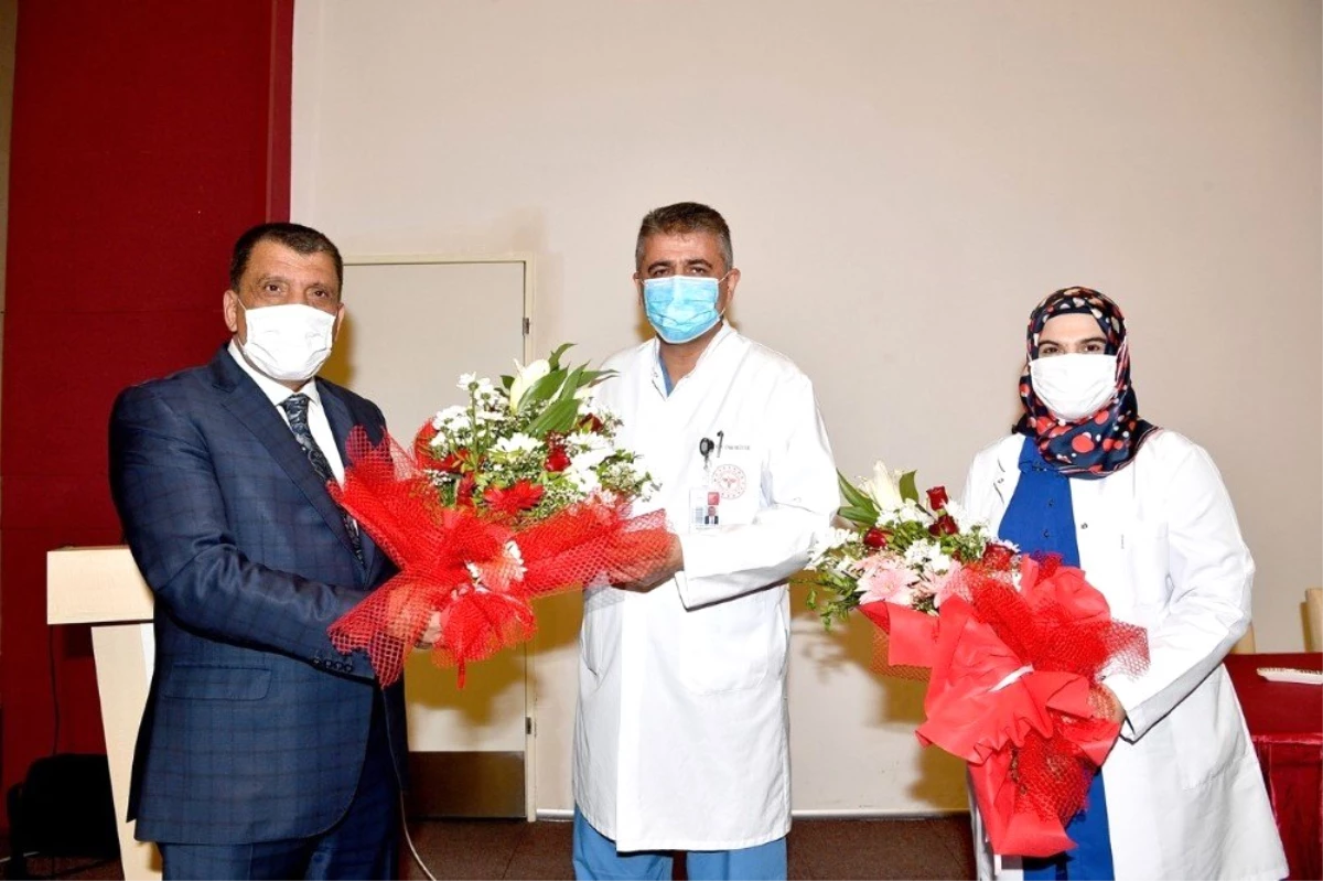 Başkan Gürkan\'dan hemşirelere çiçek ve hediye