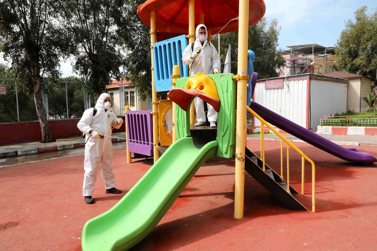 Bayraklı\'da berberler ve parklar dezenfekte edildi