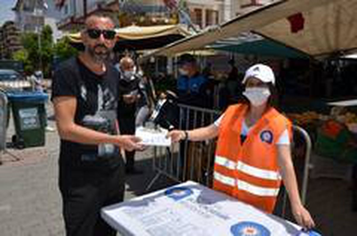 Büyükşehir Alanya\'da maske dağıttı