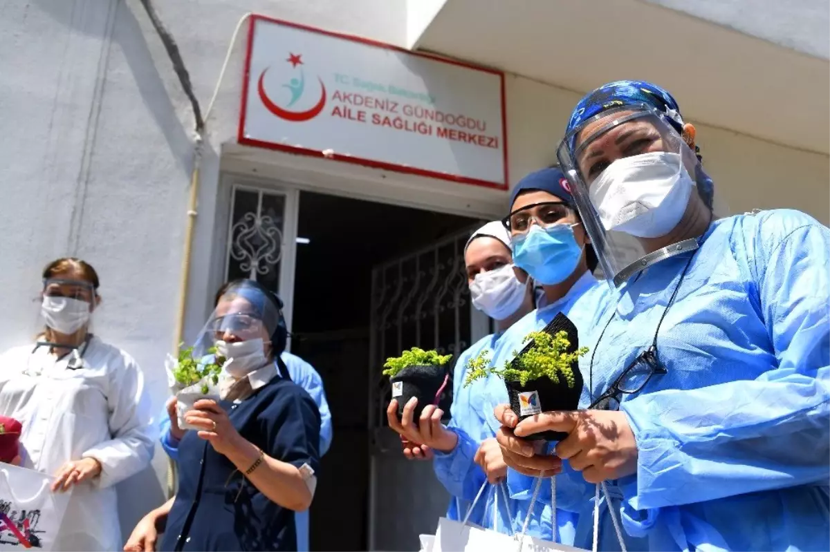 Büyükşehir Belediyesinden hemşirelere müzikli çiçekli kutlama