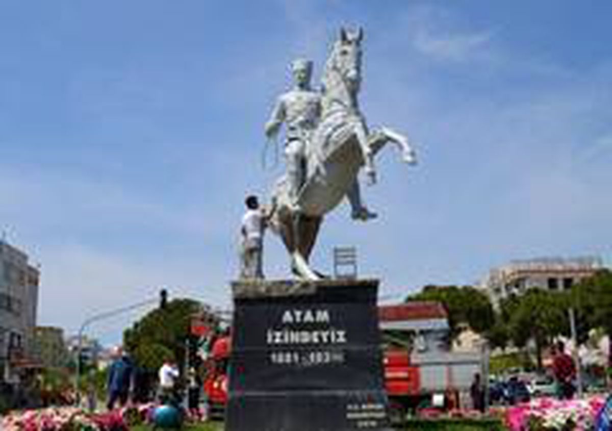 Didim\'de Atatürk heykelleri boyandı