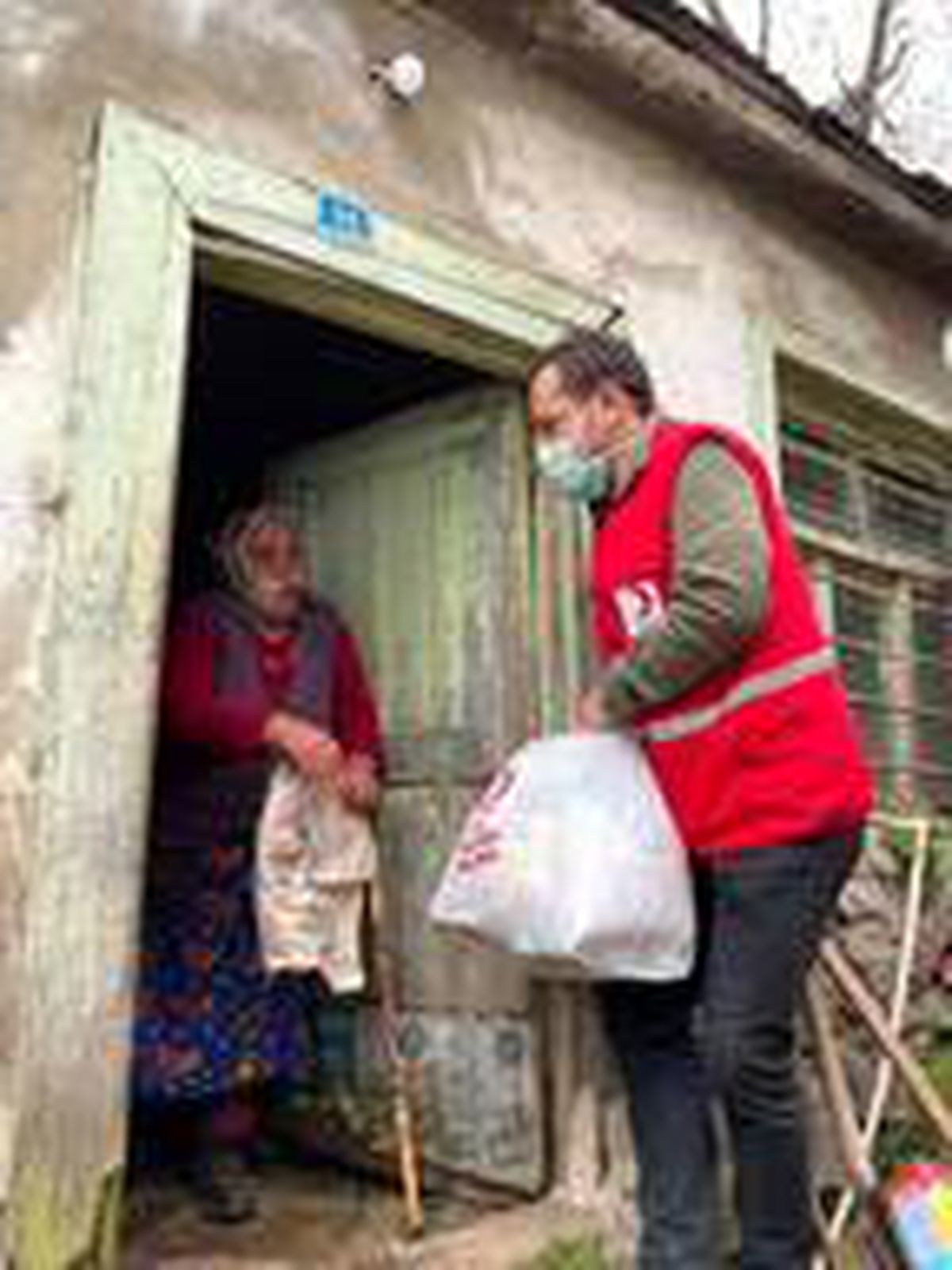 Emre Belözoğlu'ndan Trabzon'daki ihtiyaç sahiplerine yardım