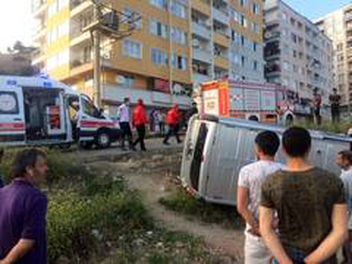 Kontrolünü kaybeden araç yol kenarına devrildi
