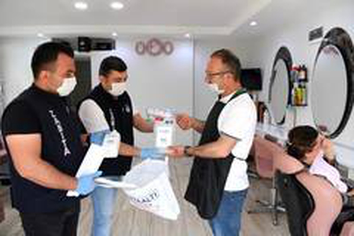 Konyaaltı\'nda berber ve kuaförlere sağlık kiti