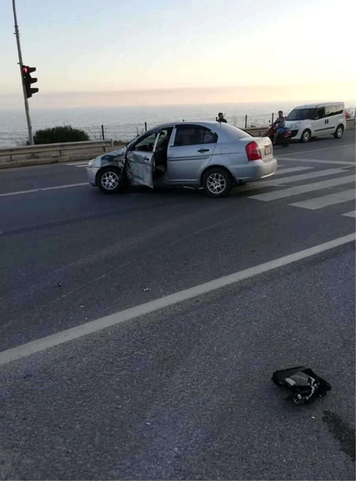 Otomobille çarpışan motosikletin sürücüsünün yaralandığı kaza kamerada