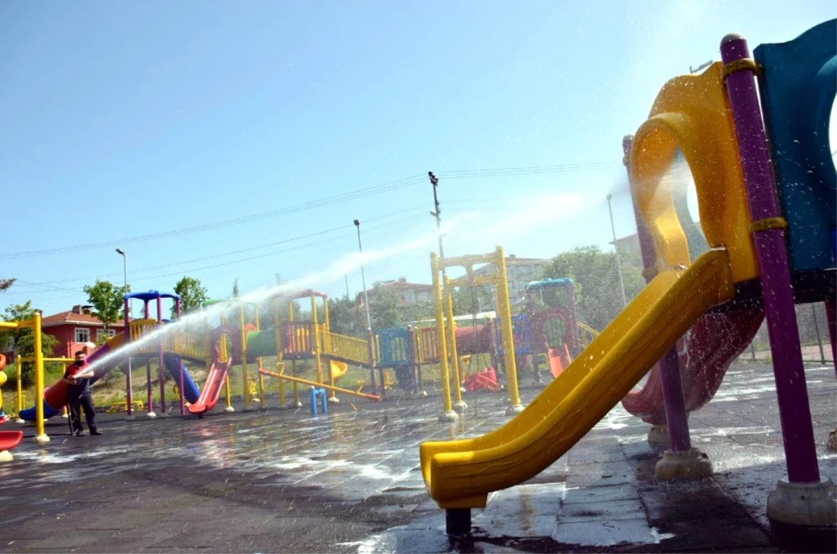 Parklar ve oyun grupları çocuklar için dezenfekte ediliyor