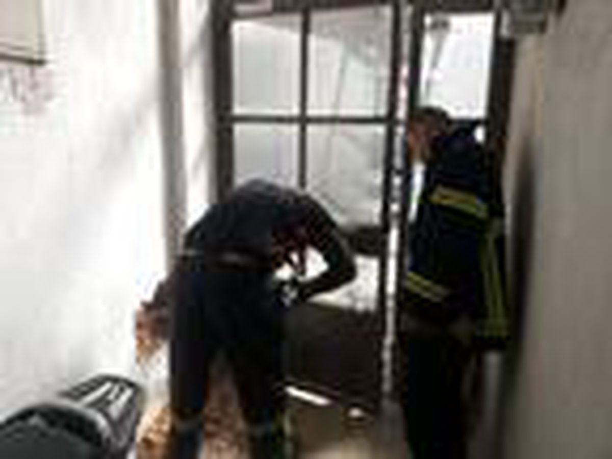 Sıkışan köpek, duvar delinerek kurtarıldı