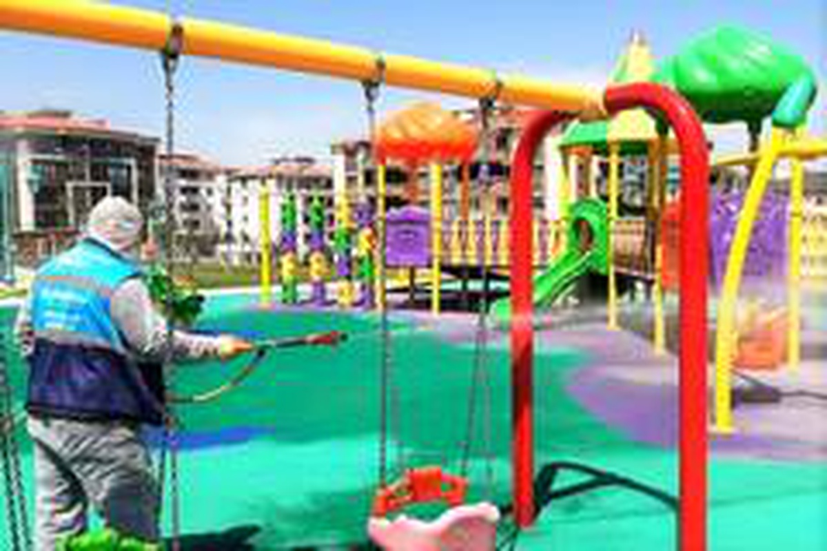 Sokağa çıkma izni öncesi çocuk parkları dezenfekte edildi