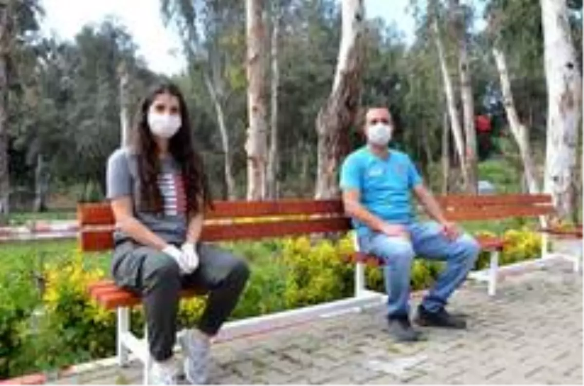 Sosyal mesafeli banklar parklara yerleştirilmeye başlandı