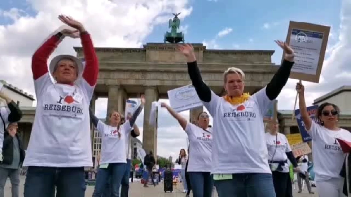 Almanya\'da zor günler geçiren seyahat acentesi çalışanları meydanlara çıktı