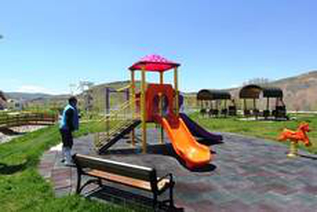 Bayburt\'ta parklar çocuklar için ilaçlandı