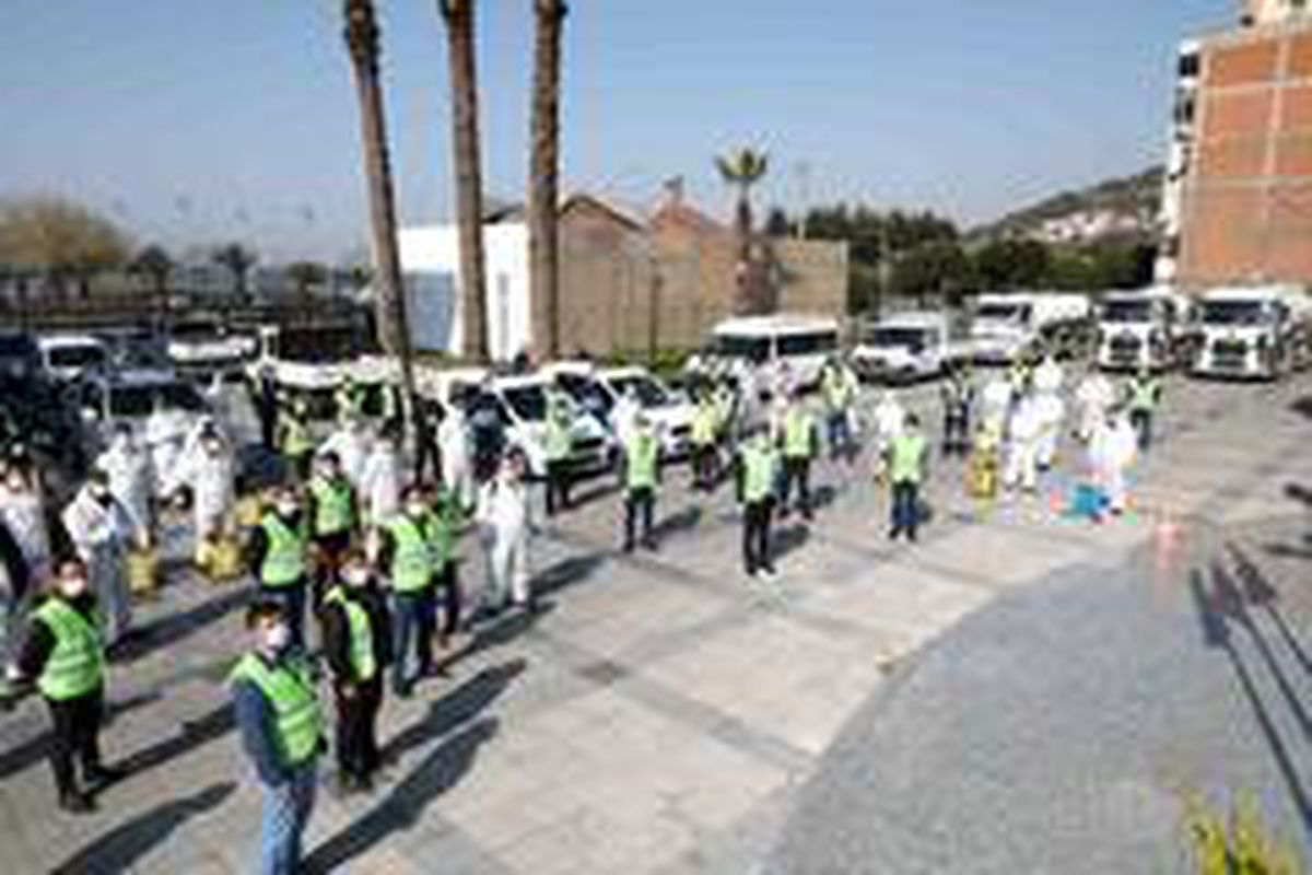 Bayraklı\'da 24 mahalleye 2 bin 100 ton dezenfektan